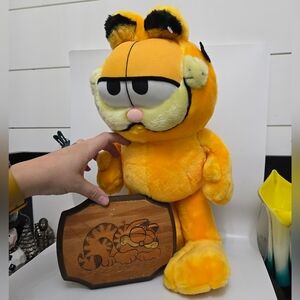 Vintage  Standing 16" Tall GARFIELD Paws Plus Wooden Plague
